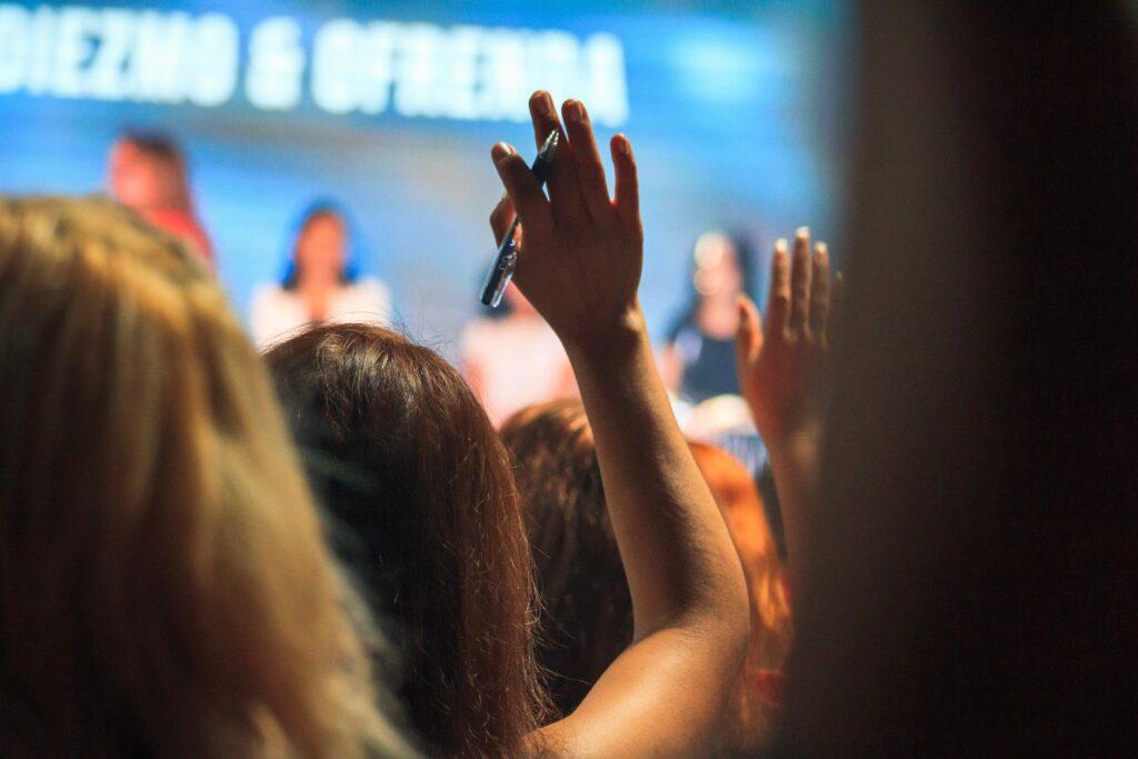 hands raised asking questions about lifecycle management expense management